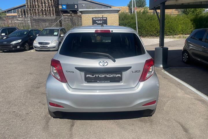 Sølv Toyota Yaris fra 2011