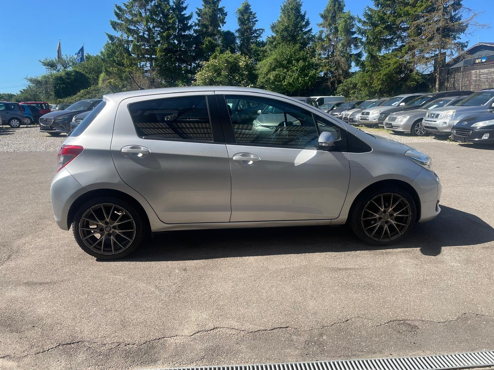 Sølv Toyota Yaris fra 2011
