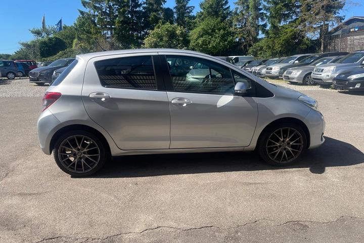 Sølv Toyota Yaris fra 2011