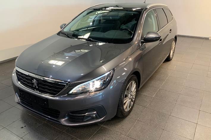 Grå Peugeot 308 fra 2020 set udefra