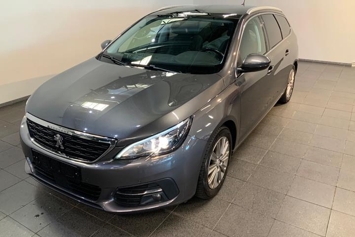 Grå Peugeot 308 fra 2020 set udefra