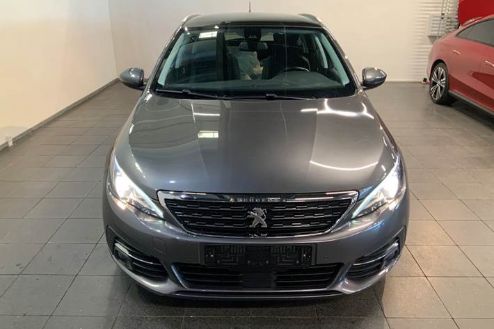 Grå Peugeot 308 fra 2020