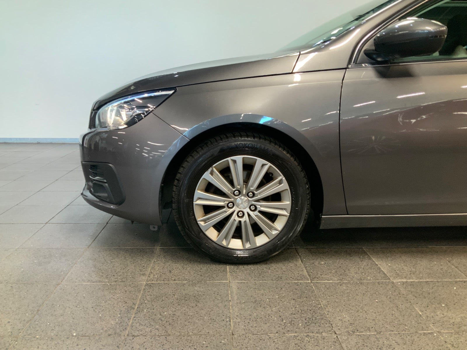 Grå Peugeot 308 fra 2020