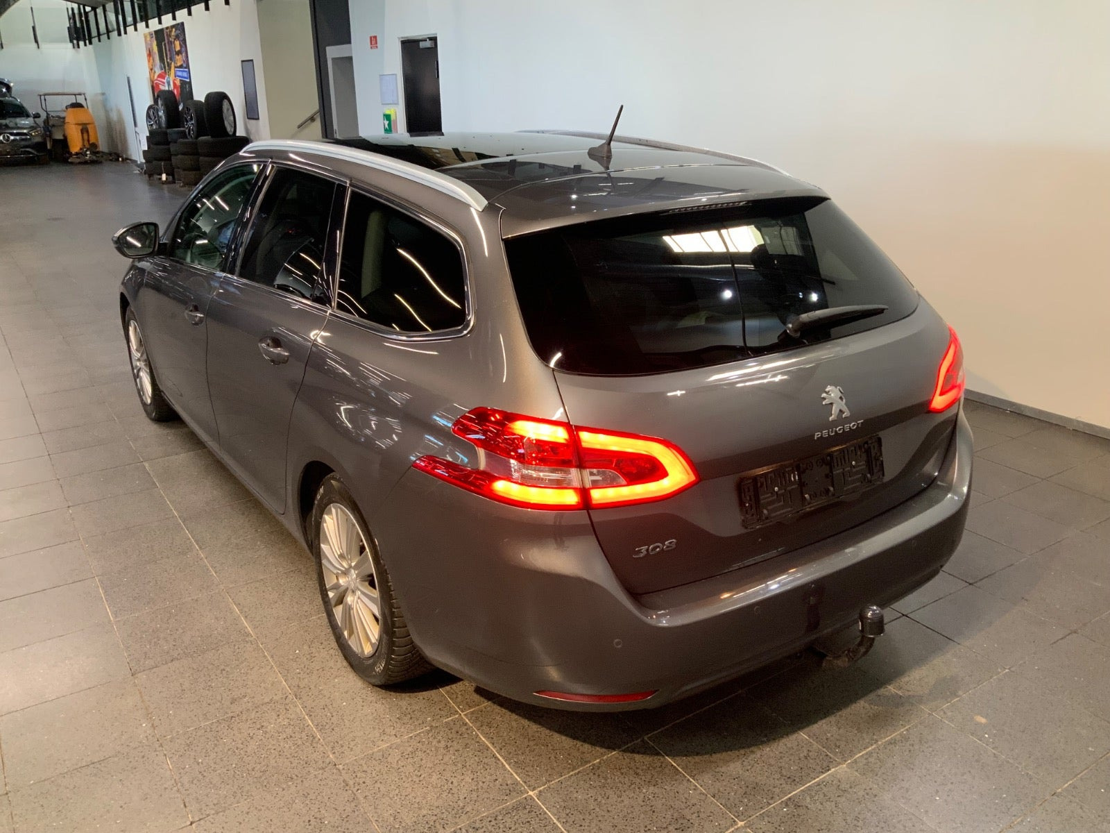 Grå Peugeot 308 fra 2020