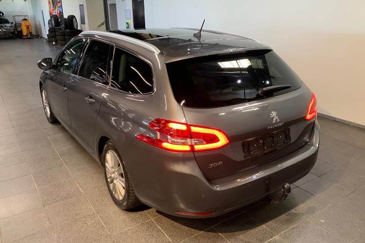 Grå Peugeot 308 fra 2020