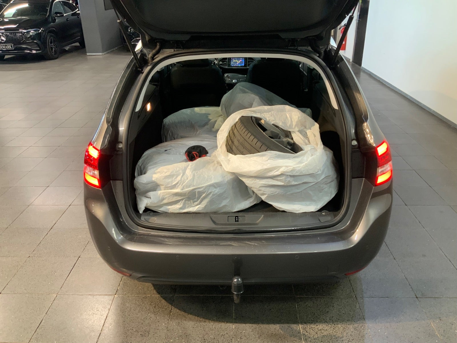 Grå Peugeot 308 fra 2020