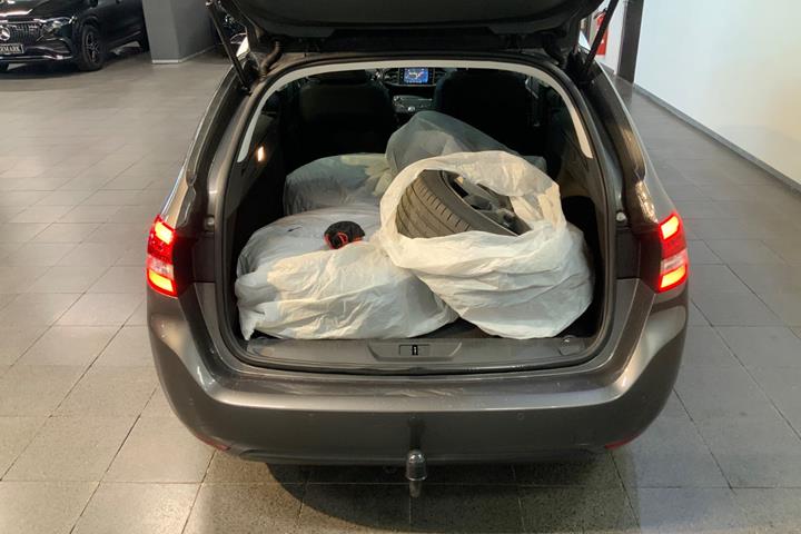 Grå Peugeot 308 fra 2020