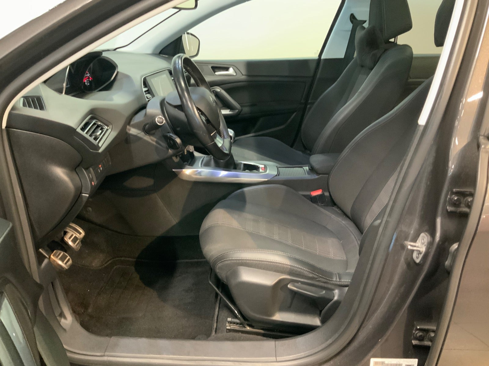 Grå Peugeot 308 fra 2020