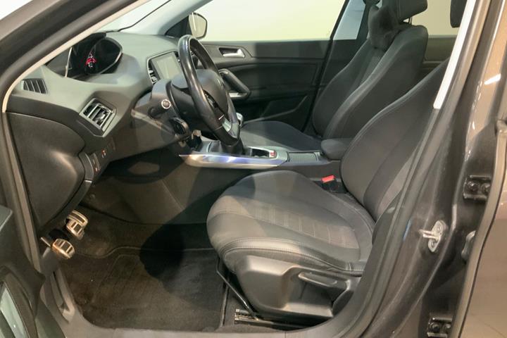 Grå Peugeot 308 fra 2020