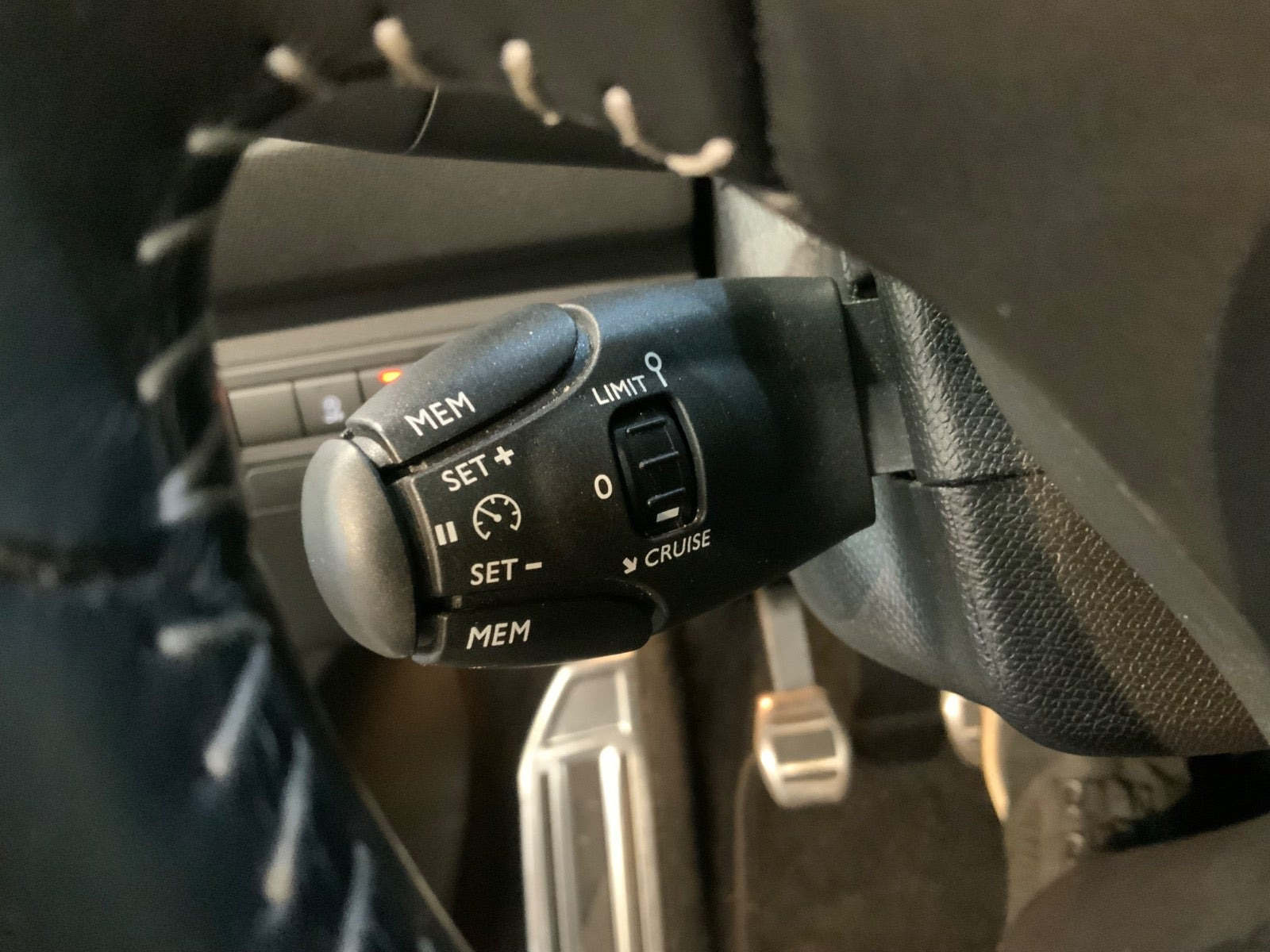 Grå Peugeot 308 fra 2020