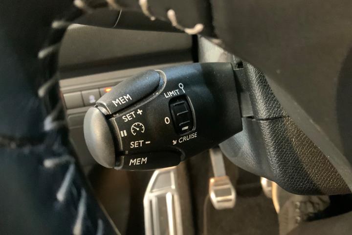 Grå Peugeot 308 fra 2020