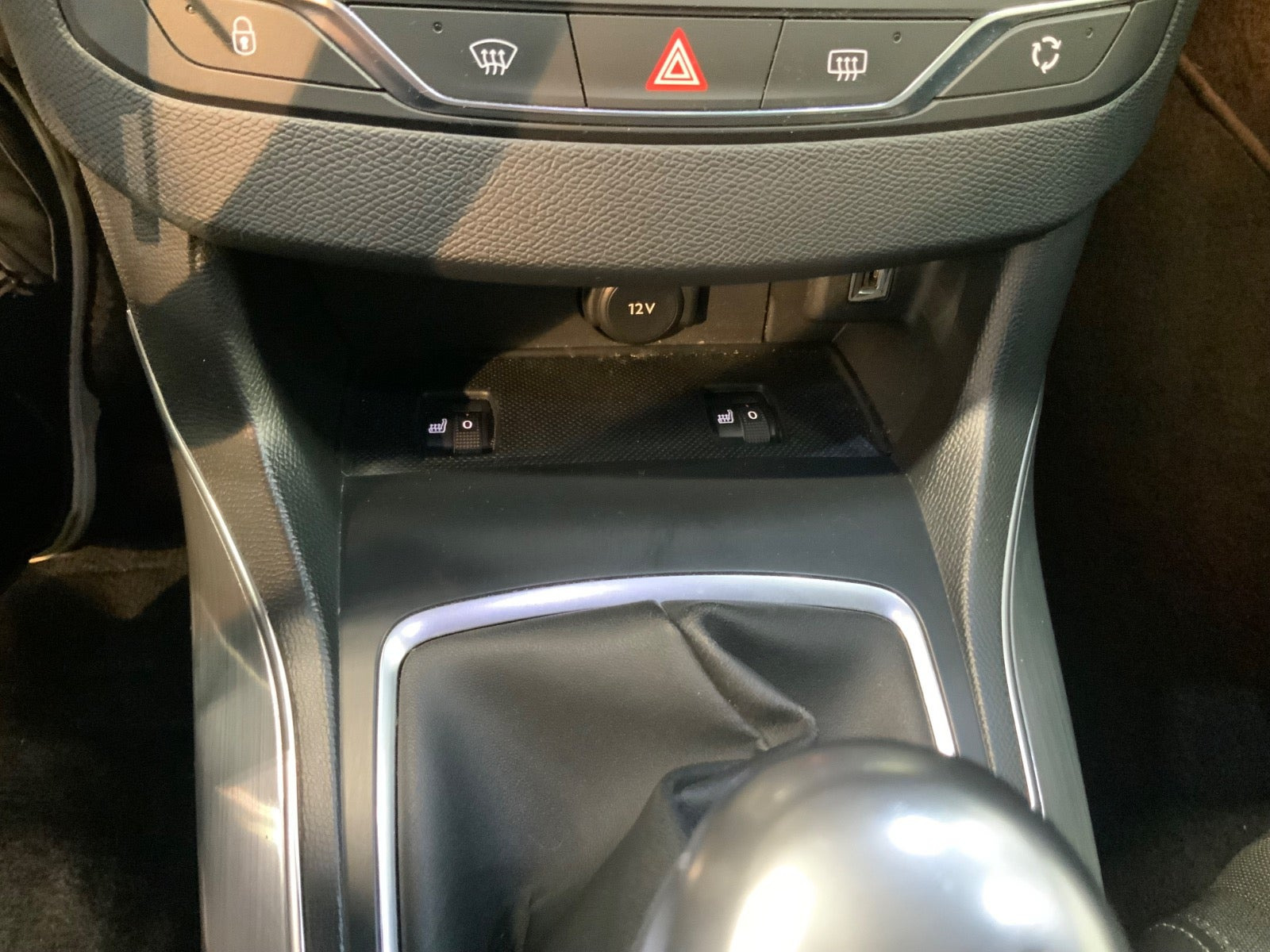 Grå Peugeot 308 fra 2020