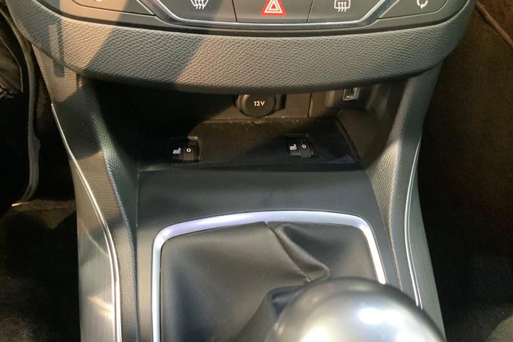Grå Peugeot 308 fra 2020