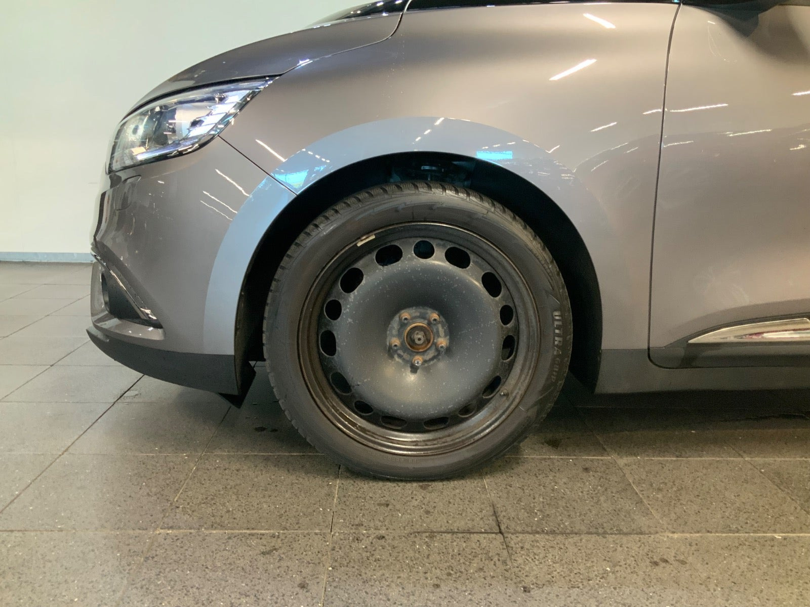 Grå Renault Scenic IV fra 2018