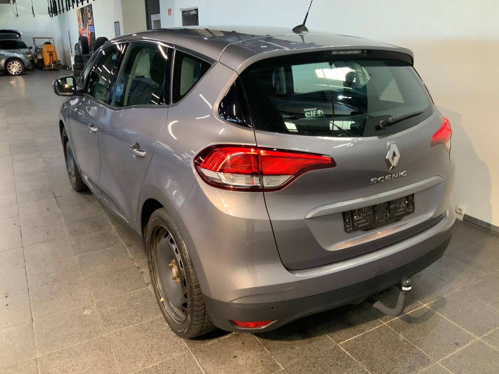 Grå Renault Scenic IV fra 2018