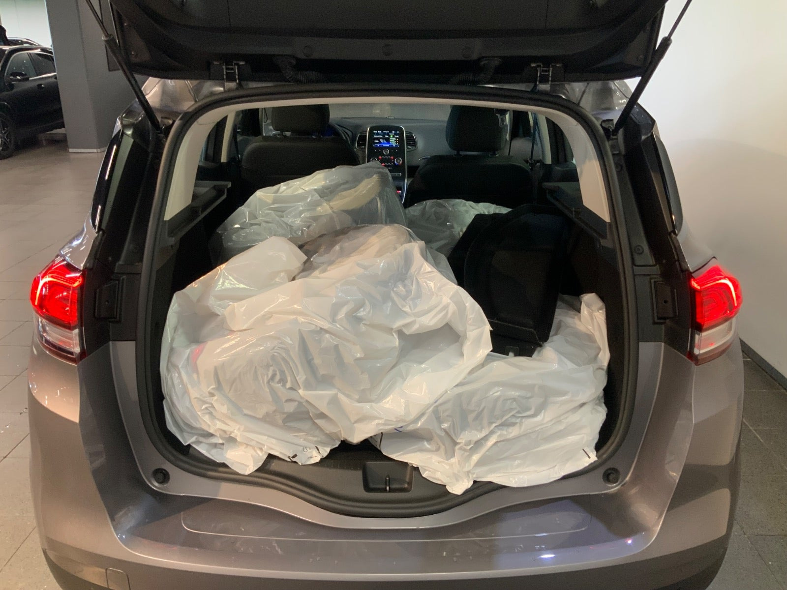 Grå Renault Scenic IV fra 2018