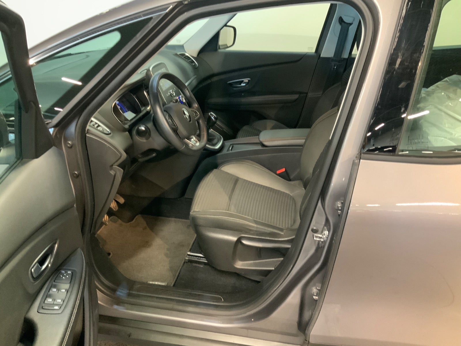 Grå Renault Scenic IV fra 2018