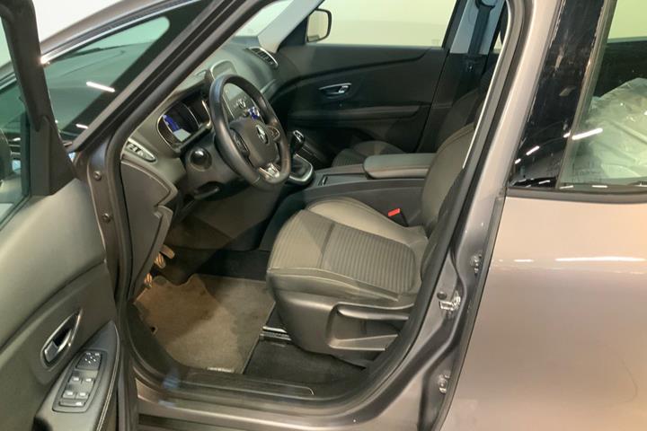 Grå Renault Scenic IV fra 2018