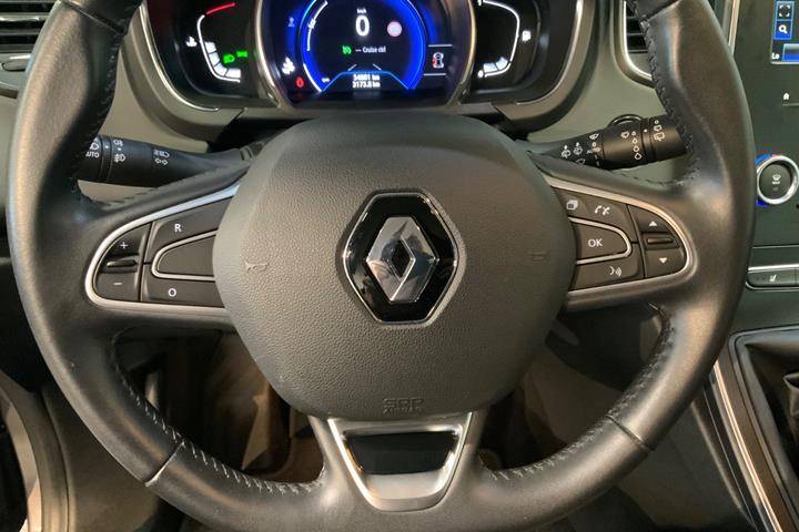 Grå Renault Scenic IV fra 2018