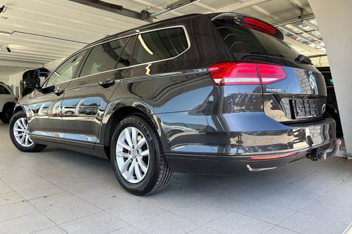 Grå VW Passat fra 2019