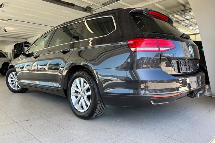 Grå VW Passat fra 2019
