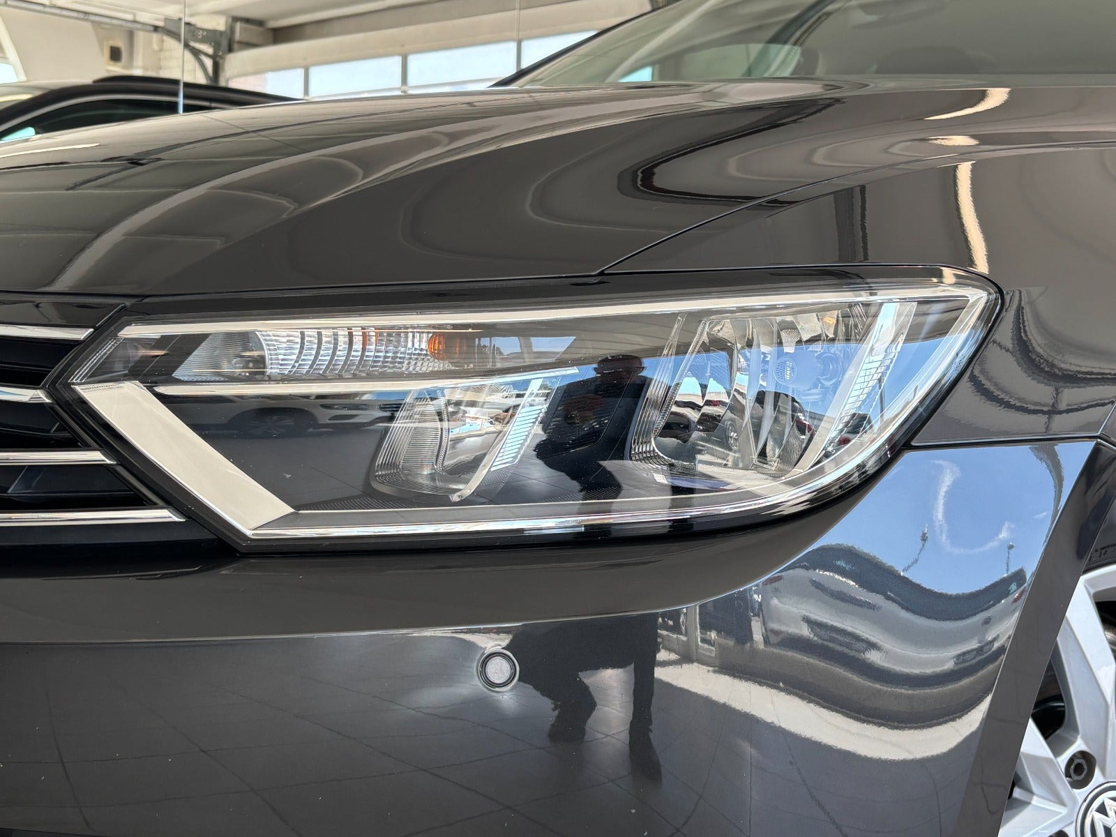 Grå VW Passat fra 2019