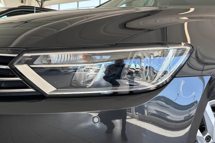 Grå VW Passat fra 2019