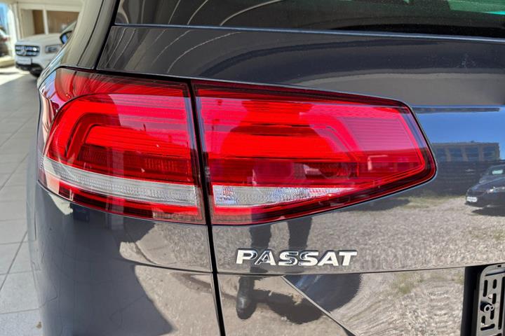 Grå VW Passat fra 2019