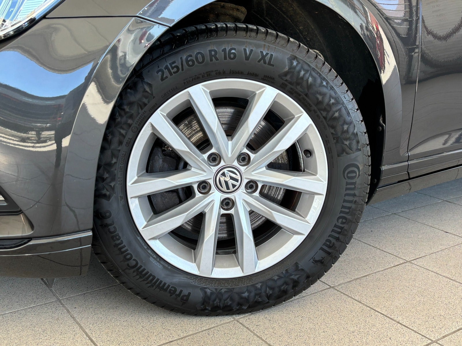 Grå VW Passat fra 2019