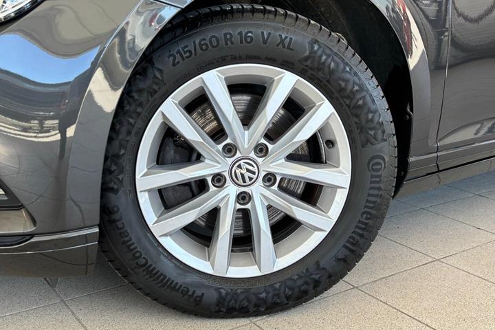 Grå VW Passat fra 2019