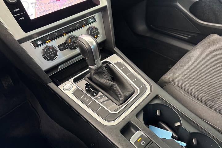 Grå VW Passat fra 2019