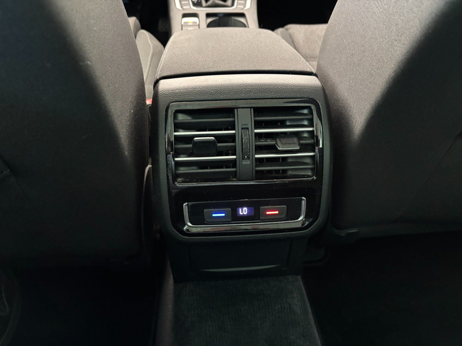 Grå VW Passat fra 2019