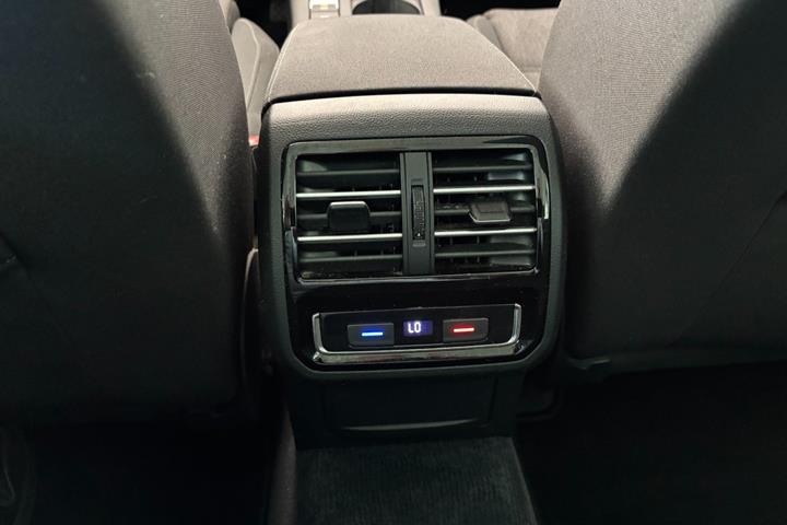 Grå VW Passat fra 2019