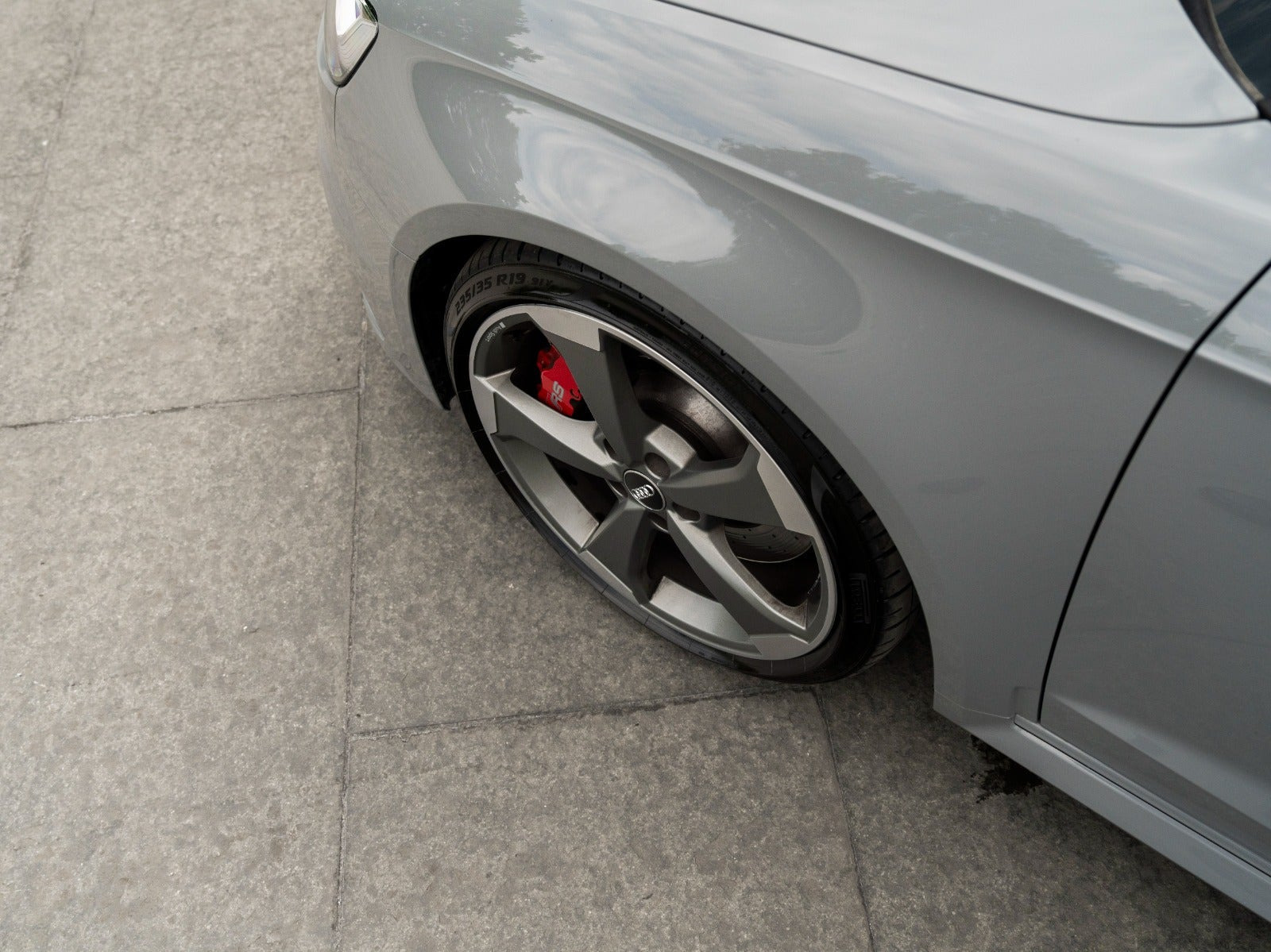 Grå Audi RS3 fra 2019 set udefra