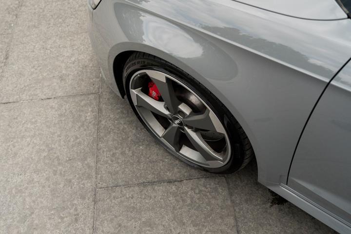 Grå Audi RS3 fra 2019 set udefra