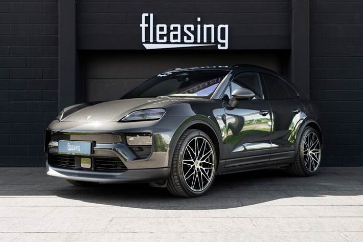 Grå Porsche Macan 4 fra 2024 set udefra