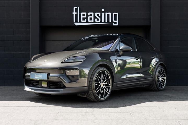 Grå Porsche Macan 4 fra 2024 set udefra