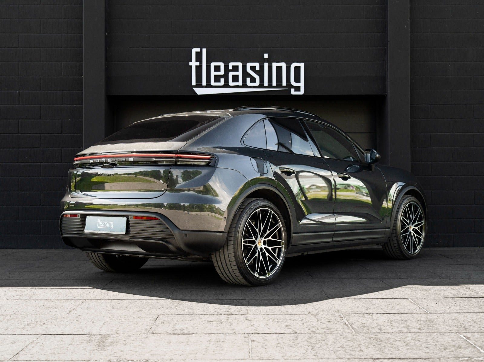 Grå Porsche Macan 4 fra 2024
