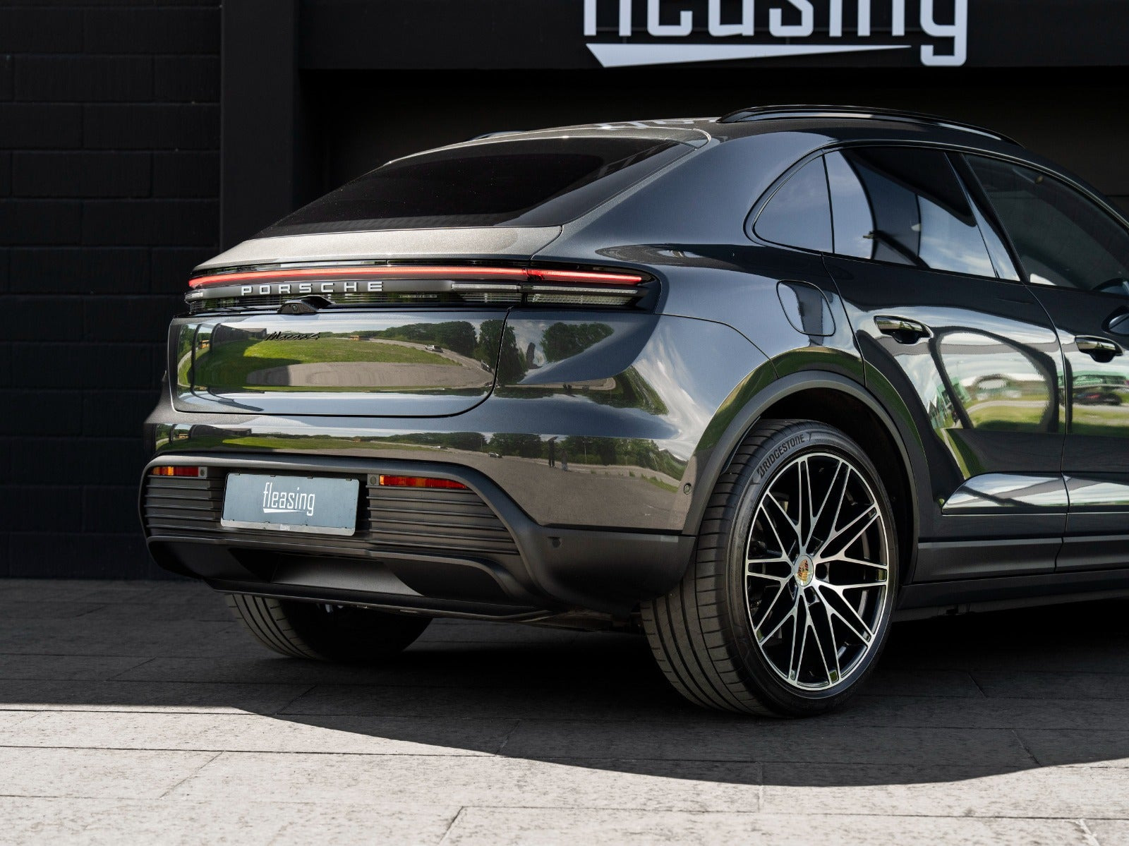 Grå Porsche Macan 4 fra 2024
