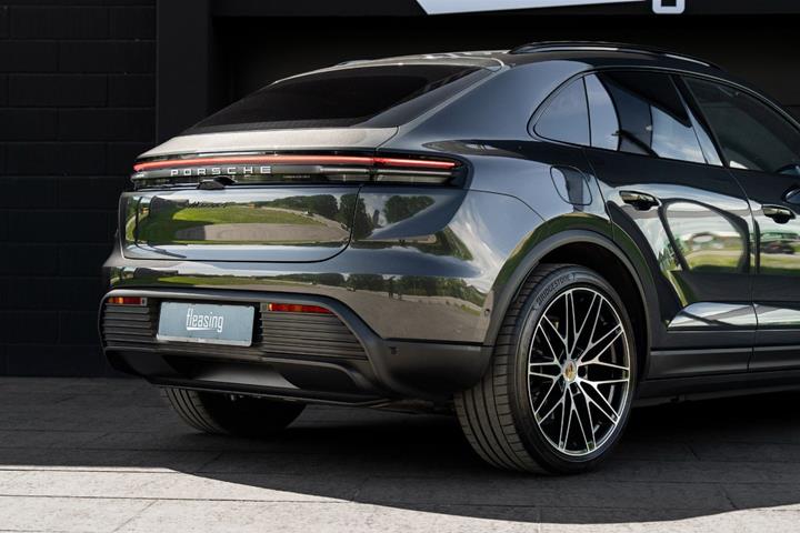 Grå Porsche Macan 4 fra 2024