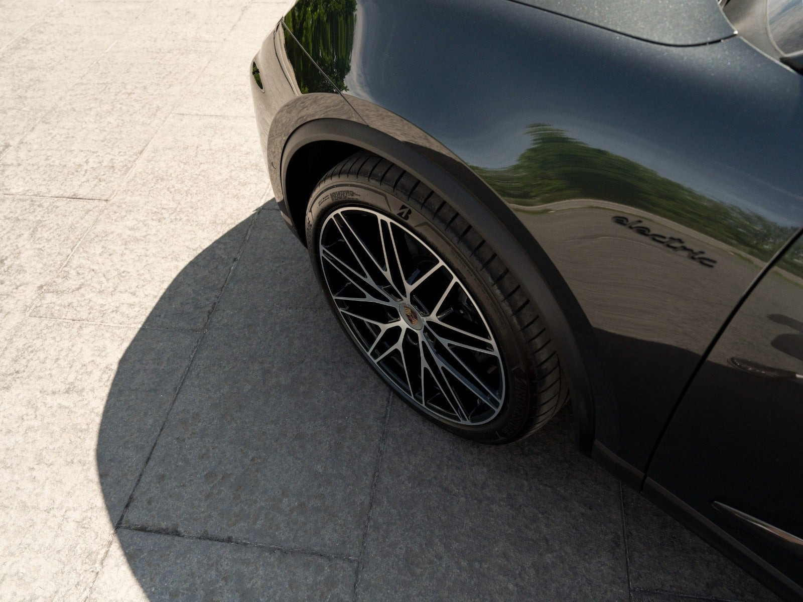 Grå Porsche Macan 4 fra 2024