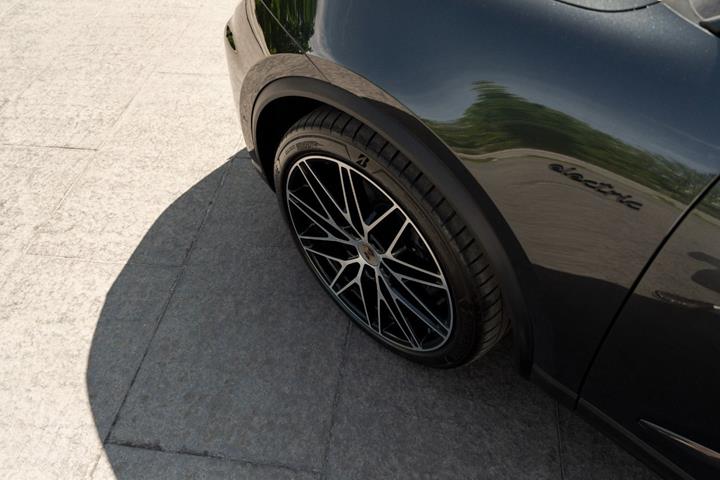 Grå Porsche Macan 4 fra 2024