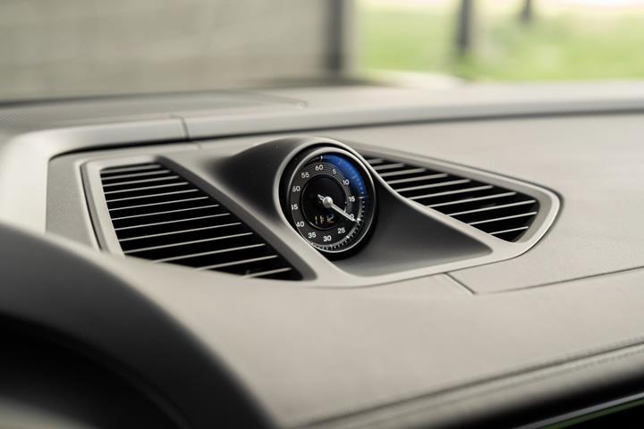 Grå Porsche Macan 4 fra 2024