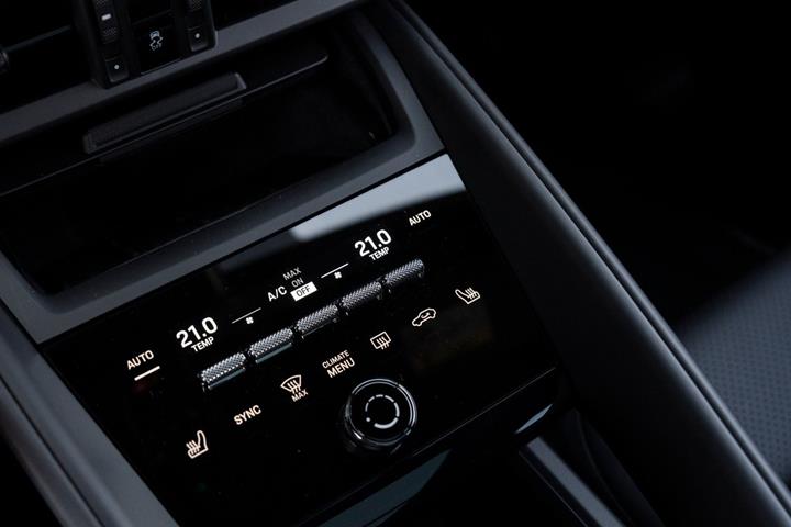 Grå Porsche Macan 4 fra 2024