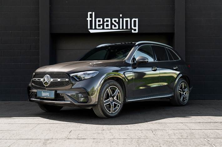 Grå Mercedes GLC300 e fra 2023