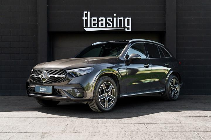 Grå Mercedes GLC300 e fra 2023 set udefra
