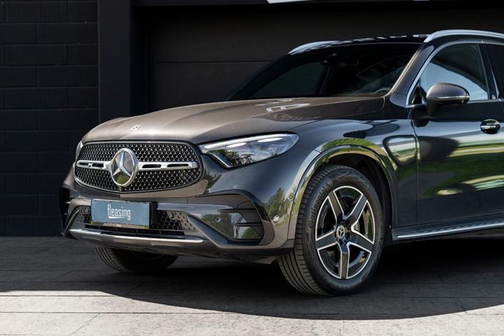 Grå Mercedes GLC300 e fra 2023