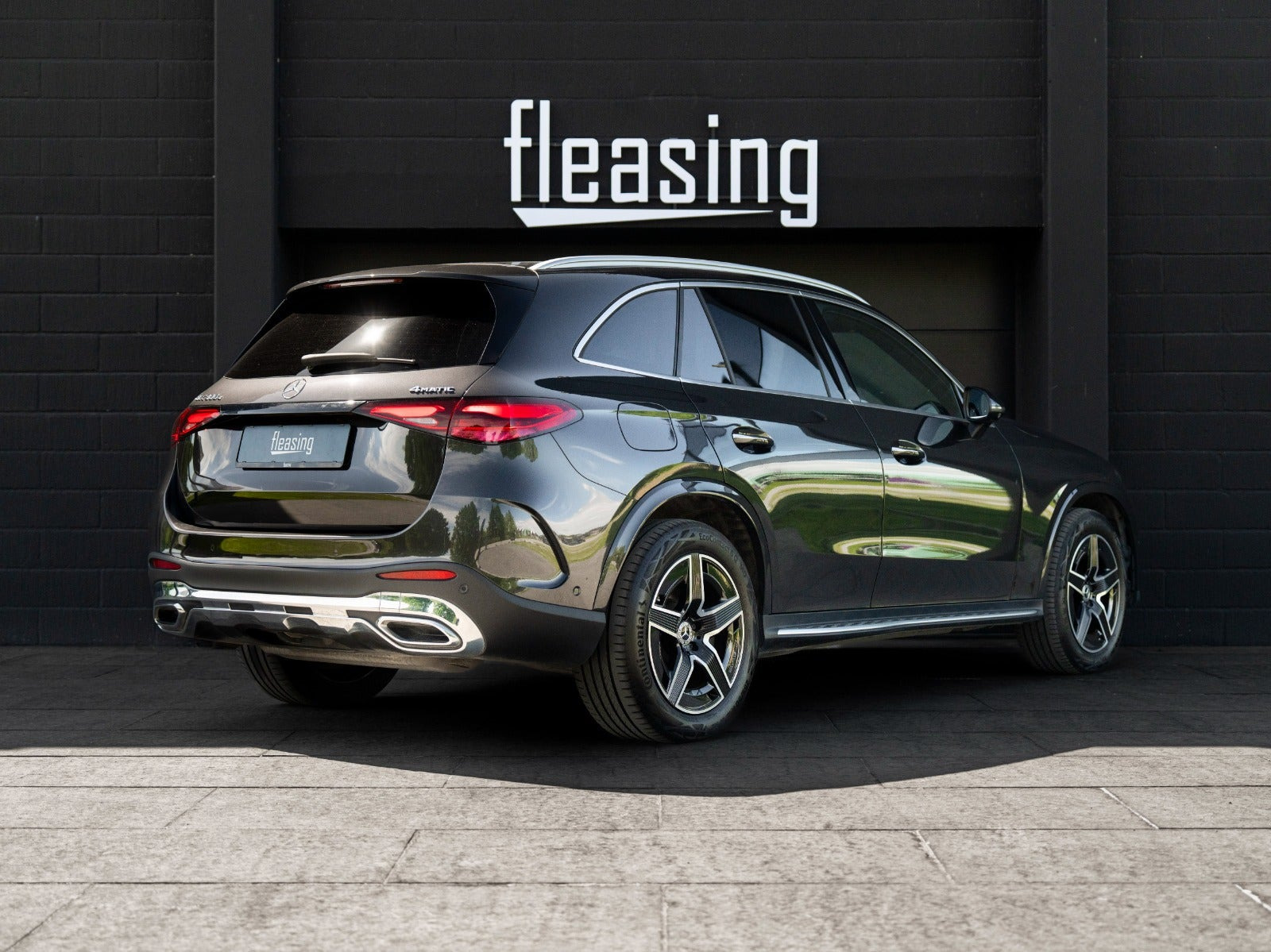 Grå Mercedes GLC300 e fra 2023