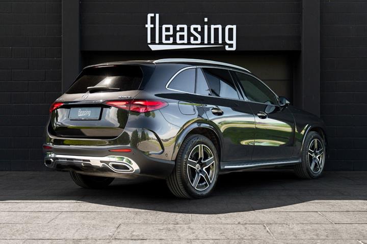 Grå Mercedes GLC300 e fra 2023