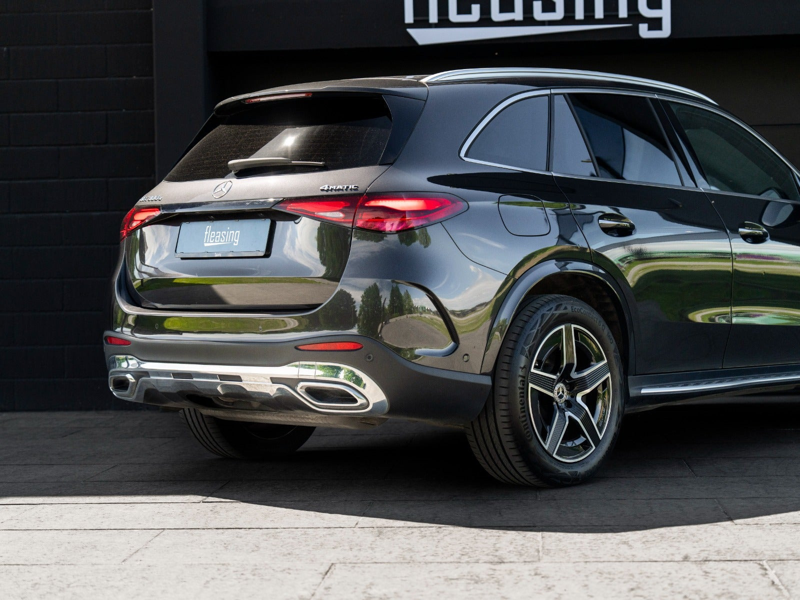 Grå Mercedes GLC300 e fra 2023
